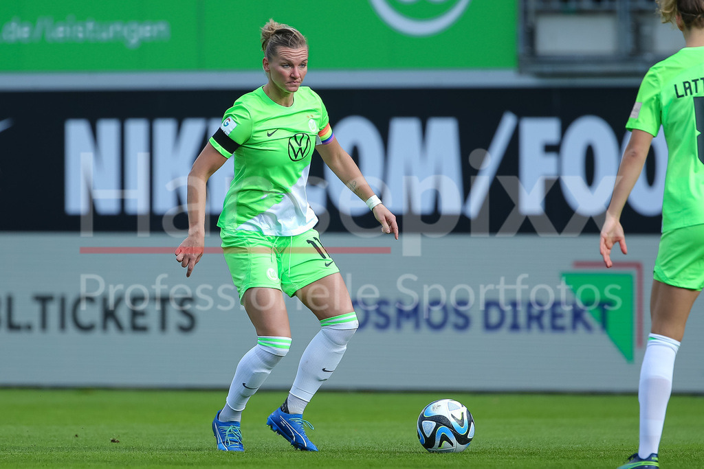 Fussball, Google Pixel Frauen-Bundesliga, VfL Wolfsburg - TSG 1899 Hoffenheim | v.li.: Alexandra Popp (Alex Popp, VfL Wolfsburg, 11) am Ball, Einzelbild, Ganzkörper, Aktion, Action, Spielszene, DIE DFB-RICHTLINIEN UNTERSAGEN JEGLICHE NUTZUNG VON FOTOS ALS SEQUENZBILDER UND/ODER VIDEOÄHNLICHE FOTOSTRECKEN. DFB REGULATIONS PROHIBIT ANY USE OF PHOTOGRAPHS AS IMAGE SEQUENCES AND/OR QUASI-VIDEO.