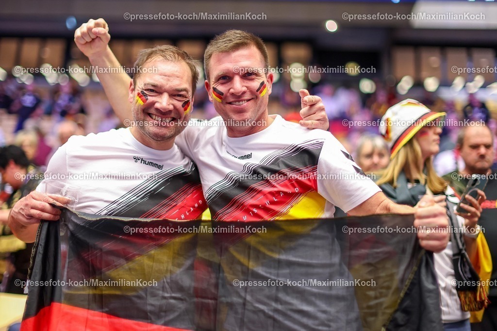EHF15012602133 | 15.01.2026, Handball, Men's EHF EURO 2026, Deutschland - Österreich, Jyske Bank Boxen in Herning, Dänemark, Preliminary Round: Fans feiern die deutsche Mannschaft mit sichtlich Freude auf der Tribüne an