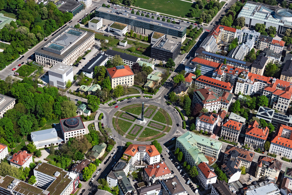 dr__0063444.jpg | MüNCHEN 29.04.2025 Karolinenplatz in München Maxvorstadt im Bundesland Bayern. Der Obelisk im Zentrum des Strahlenplatzes erinnert an die Gefallenen des Russlandfeldzuges. In den Kreisverkehr münden Brienner Straße, Barer Straße, Max-Joseph-Straße. // Circular Place Karolinenplatz in Munich in the state Bavaria, Germany. Foto: Daniel Reiter