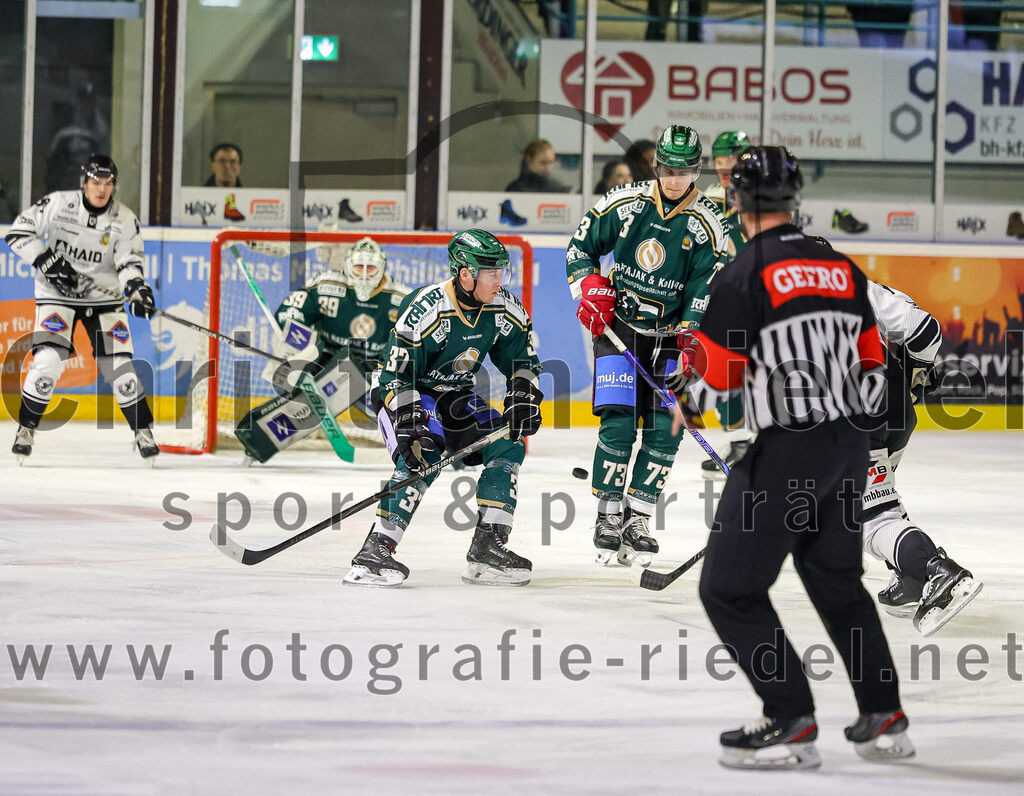 2025-11-25_116_TSV_Erding_gegen_EHF_Passau_Black_Hawks | Erding, Deutschland, 25.11.2025:Eishockey, Oberliga Süd 2025 / 2026, 20. Spieltag, TSV Erding gegen EHF Passau Black Hawks, Endergebnis: 2:3 n.V.Torwart Leon Meder (Erding Gladiators, #39), Thomas Matheson (Erding Gladiators, #37), Pascal Steck (Erding Gladiators, #73)Foto: Christian Riedel / fotografie-riedel.net