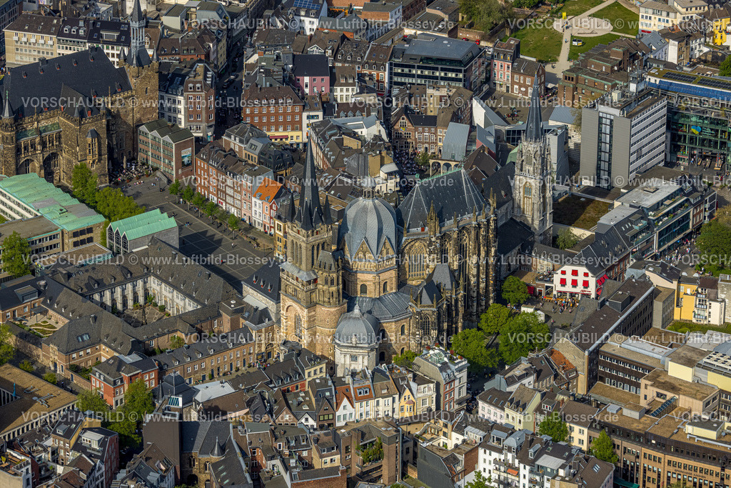 Aachen240403479 | Luftbild, Aachener Dom mit Katschhof Platz und Rathaus in der Aachener Altstadt, Stadtpfarrkirche St. Foillan am Münsterplatz, historische Sehenswürdigkeit, Markt, Aachen, Rheinland, Nordrhein-Westfalen, Deutschland