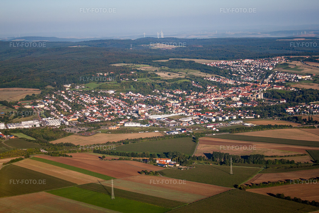 Luftbild: Ortsansicht der Straßen und Häuser der Wohngebiete in Kirchheimbolanden im Bundesland Rheinland-Pfalz in Deutschland. Foto: IMG_44463.jpg vom 20.08.2011 durch Werner Riehm/FLY-FOTO.de