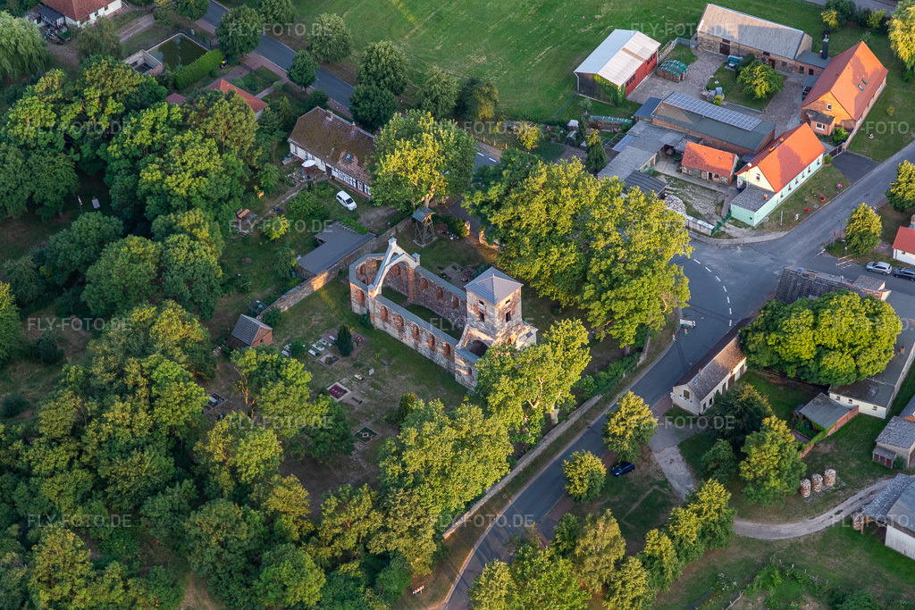 Luftbild: Ruine des Kirchengebäudes im Ortsteil Flieth in Flieth-Stegelitz im Bundesland Brandenburg in Deutschland. Foto: IMG_116302.jpg vom 17.07.2019 durch Werner Riehm/FLY-FOTO.de