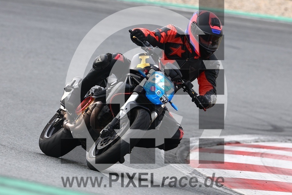 0821-20240913_04683 | Schöne Erinnerungen an spannende Momente - das festzuhalten ist unser Job. PIXELrace.de ist seit 2003 auf den Rennstrecken Europas unterwegs um die Action draußen beim Fahren und die wunderbare Stimmung imm Fahrerlager für euch einzufangen.