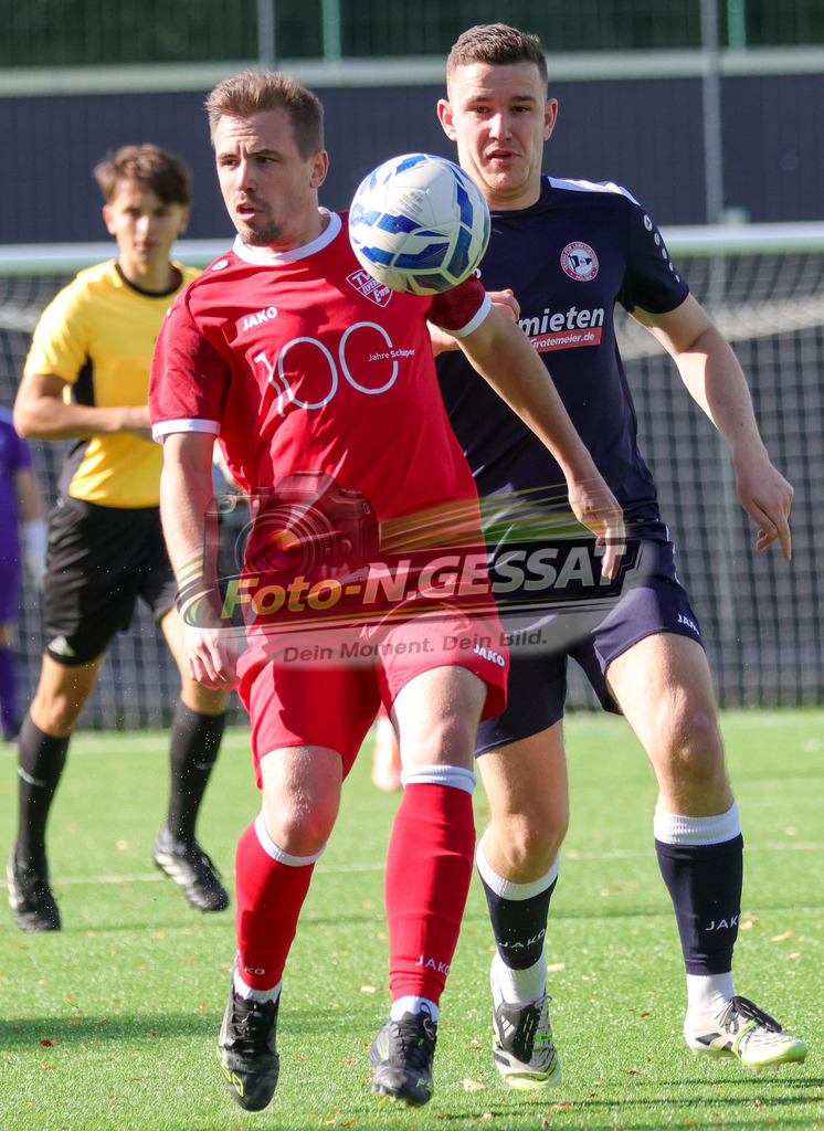 VfL Holsen - TV Elverdissen | Auf dem Bild zu sehen: schwarz VfL Holsen: Luca Dornhöfer ; rot TV Elverdissen: Niklas Weinert VfL Holsen, TV Elverdissen, Saison 26/27, Kreisliga A, Holsen, Deutschland - Realisiert mit Pictrs.com