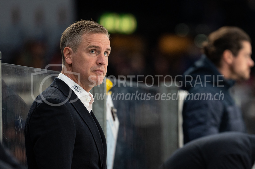 Swiss National League Final Game 2: ZSC Lions - EV Zug | 20.04.2022, Zürich, Hallenstadion, Swiss National League Final Game 2: ZSC Lions - EV Zug, Trainer Dan Tangnes (Zug). - Realisiert mit Pictrs.com