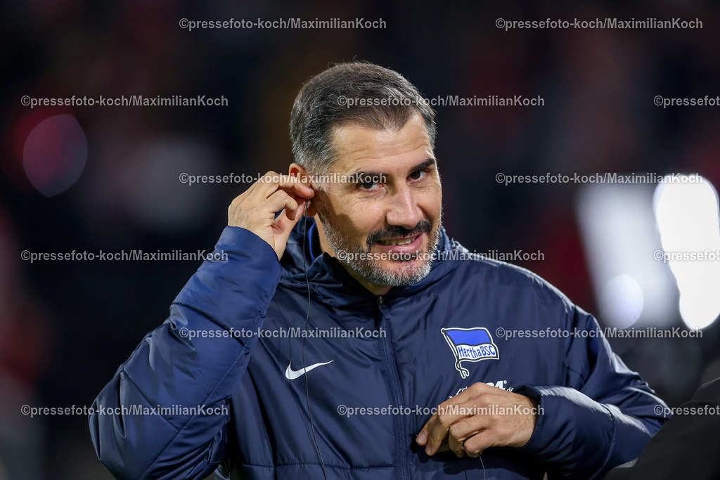 1FC04122401008 | 04.12.2024, Fußball, 1. FC Köln - Hertha BSC, Achtelfinale DFB-Pokal, RheinEnergieSTADION, Saison 2024 2025: Cristian Fiel (Cheftrainer Hertha)DFB regulations prohibit any use of photographs as image sequences and or quasi-video.