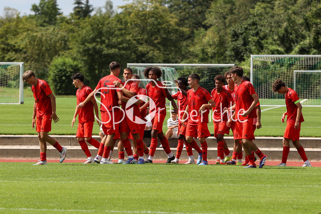 SpVgg Unterhaching U19 - FC Bayern München U19 | Jubel der kleinen Bayern nach dem erlösenden Treffer zum 0-1 durch Roko MIJATOVIC (FCB #4) / Freude / Happy / tor / Torschutze