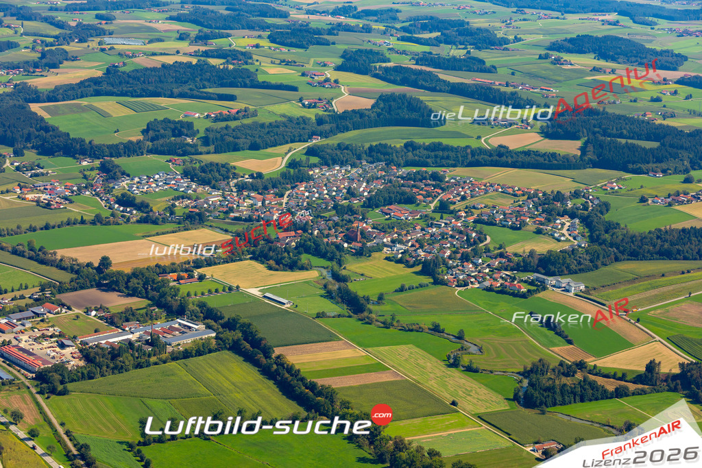 Das Luftbild zeigt :  Hebertsfelden - Die Luftaufnahme wurde 2024 vom UL-Flugzeug aus erstellt ( keine Drohne ) - Hochauflösende Luftaufnahme - Für grossformatige Ausdrucke geeignet. Die Geschenkidee !Mit Lizenz und Bildrechte bestellbar