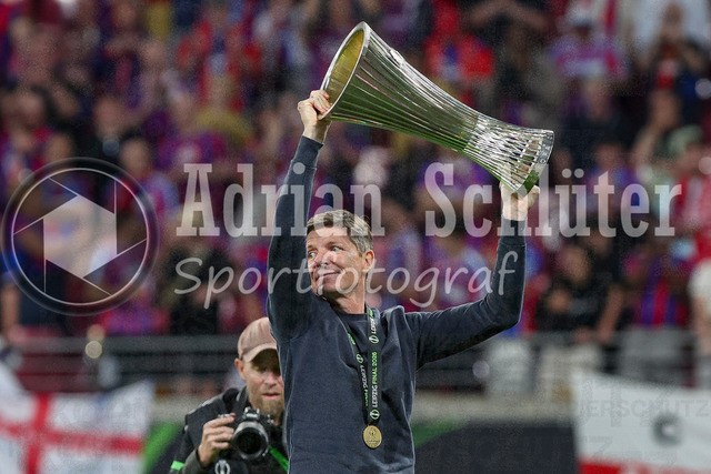 27.05.2026, EUR, Fussball, Herren, Conference League Finale, Saison 2025/2026, Crytsal Palace F.C. - Rayo Vallecano de Madrid | Oliver Glasner (Crystal Palace, Trainer) gestikuliert, Gestik und Mimik mit Pokal in der Hand