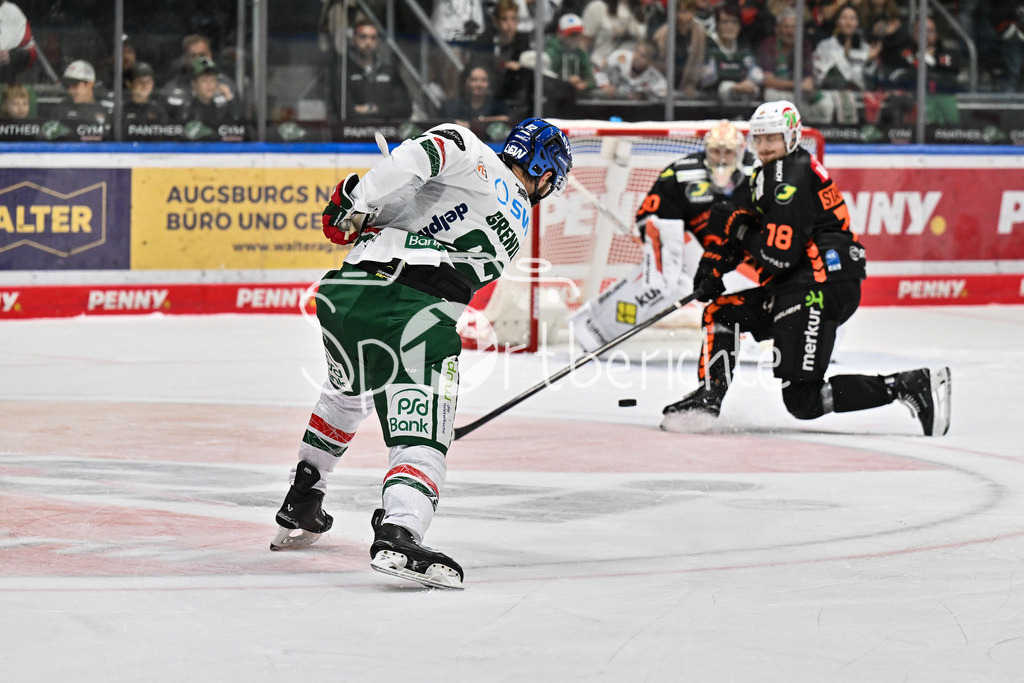 Augsburger Panther - Moser Medical Graz99ers | der Torschuss von Alexandre GRENIER (Augsburger Panther 82) findet den Weg ins Tor nicht / Testspiel: Augsburger Panther - Moser Medical Graz99ers; Curt Frenzel Stadion am 31.08.2025