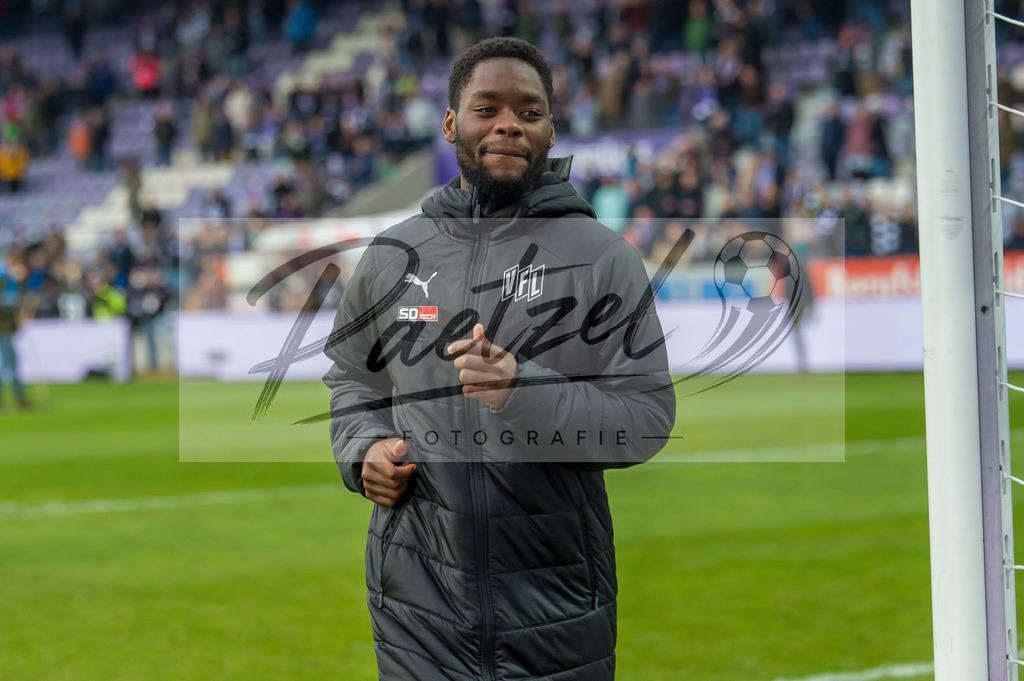 OSNTSV20211106_169 | Fussball, Herren: Ba-Muaka Simakala (VfL Osnabrueck) schaut bei dem Spiel der 3. Liga zwischen VfL Osnabrueck und TSV 1860 Muenchen im Stadion an der Bremer Bruecke am 06.11.2021 in Osnanbrueck, Deutschland.DFB / DFL REGULATIONS PROHIBIT ANY USE OF PHOTOGRAPHS AS IMAGE SEQUENCES AND/OR QUASI-VIDEO. - Realisiert mit Pictrs.com