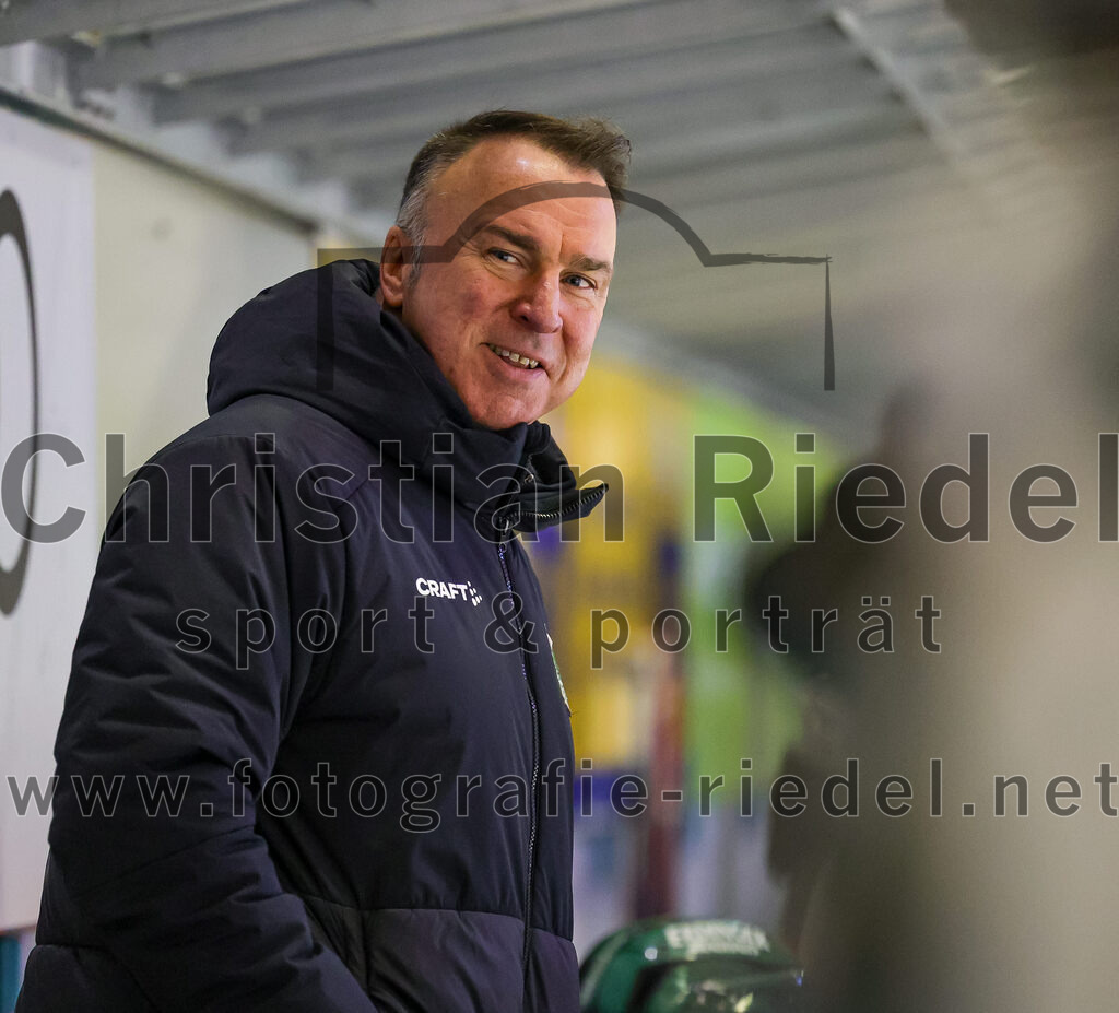 2025-12-23_078_TSV_Erding_gegen_Heilbronner_Falken | Erding, Deutschland, 23.12.2025:Eishockey, Oberliga Süd 2025 / 2026, 29. Spieltag, TSV Erding gegen Heilbronner Falken, Endergebnis: 5:4Teamchef Thomas Daffner (Erding Gladiators)Foto: Christian Riedel / fotografie-riedel.net