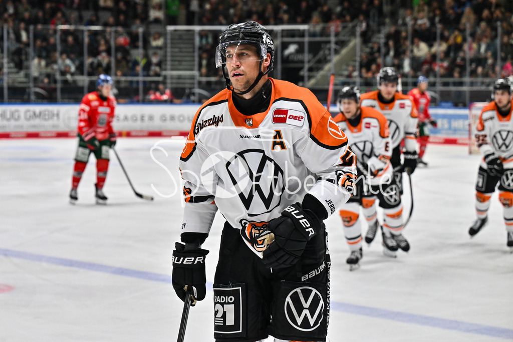 Augsburger Panther - Grizzlys Wolfsburg | Jubel der Gäste nach dem Treffer zum 1-1 Ausgleich durch Tyler GAUDET (Grizzlys Wolfsburg 58) / Tor / Torschuetze / Freude / Happy / DEL: Augsburger Panther - Grizzlys Wolfsburg; Curt Frenzel Stadion am 10.10.2025
