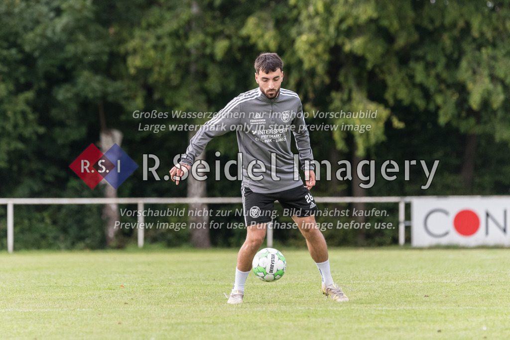 RS-1-001930 | Arif Mete Kilic (#26, Reinfeld) wärmt sich in der Halbzeitpause auf.