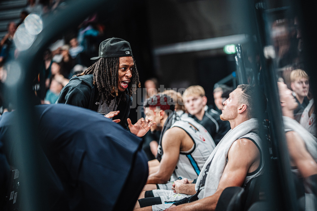 Basketball | Männer | Saison 2024/2025 | easyCredit Basketball Bundesliga | 4. Spieltag | Veolia Towers Hamburg vs. EWE Baskets Oldenburg | 06.10.2024 | v.l. Keondre Kennedy (#11, Veolia Towers Hamburg) und Brae Ivey (#1, Veolia Towers Hamburg)