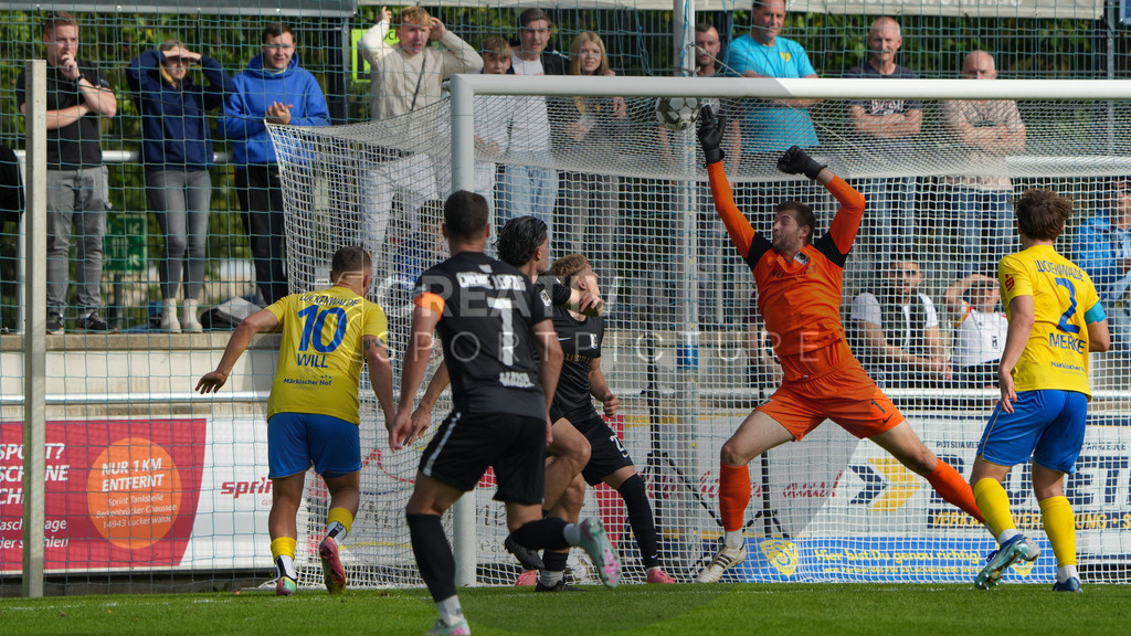 Fußball, Herren, Saison 2025/2026, Regionalliga Nordost, 10. Spieltag, FSV 63 Luckenwalde vs. BSG Chemie Leipzig, Samstag 27.09.2025, Werner-Seelenbinder-Stadion Luckenwalde, | Fußball, Herren, Saison 2025/2026, Regionalliga Nordost, 10. Spieltag, FSV 63 Luckenwalde vs. BSG Chemie Leipzig, Samstag 27.09.2025, Werner-Seelenbinder-Stadion Luckenwalde, Im Bild: Lucas Will (l. Luckenwalde) köpft zum Siegtreffer ein. - Realisiert mit Pictrs.com