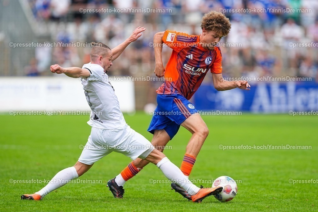 xYDR20072501084 | 20.07.2025, xydrx, Fußball, Rot Weiss Ahlen - FC Schalke 04, Testspiel, Wersestadion: Kevin Freiberger (Rot Weiss Ahlen #19) im Zweikampf gegen Mika Karim Khadr (FC Schalke 04 #45)