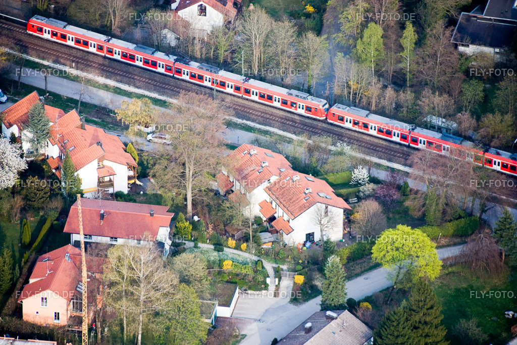 Regionalbahn | Luftbild: Regionalbahn in Tutzing im Bundesland Bayern in Deutschland. Foto: IMG_17952.jpg vom 15.04.2009 durch Werner Riehm/FLY-FOTO.de - Realisiert mit Pictrs.com