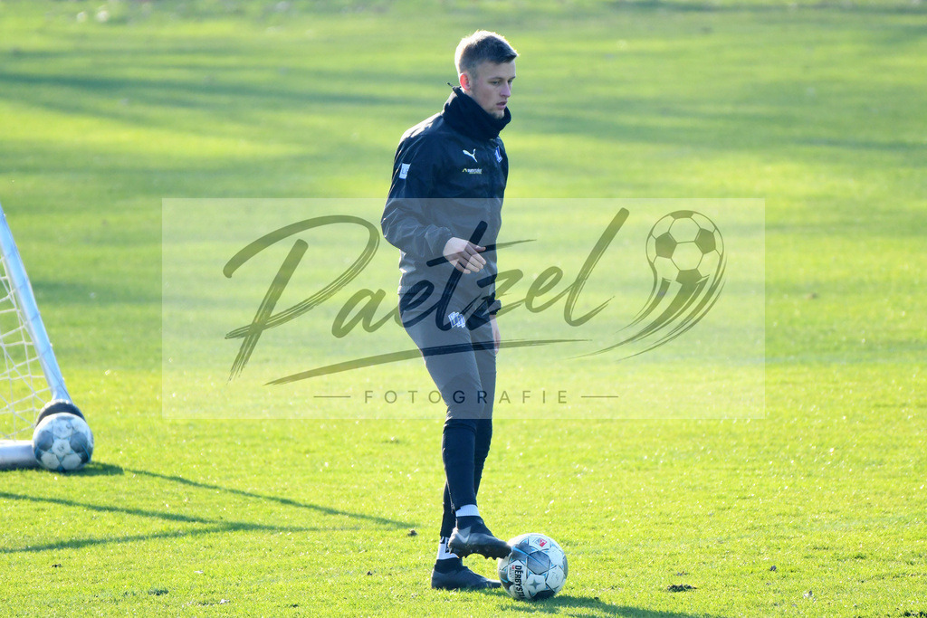 20200207_TRAOSN_0052 | Fußball, Herren: Sebastian Klaas (VfL Osnabrueck) in Aktion, am Ball, Einzelaktion waehrend der Trainingseinheit des VfL Osnabrueck im Sportpark Illoshoehe am 07.02.2020 in Osnabrueck, Deutschland. - Realisiert mit Pictrs.com