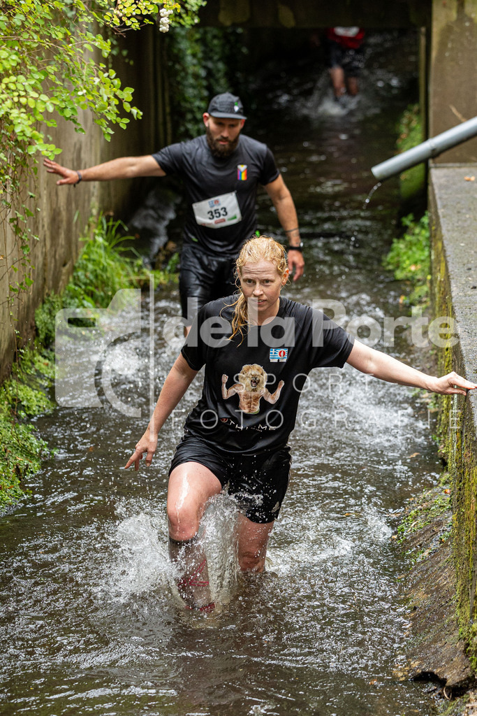 Nach der Überquerung der Ilmenau wartete der Stadtgraben auf die Teilnehmer_ die gegen Strömung und einen rutschigen Untergrund kämpfen mussten. | immodelaporte-sportfotos - Realisiert mit Pictrs.com