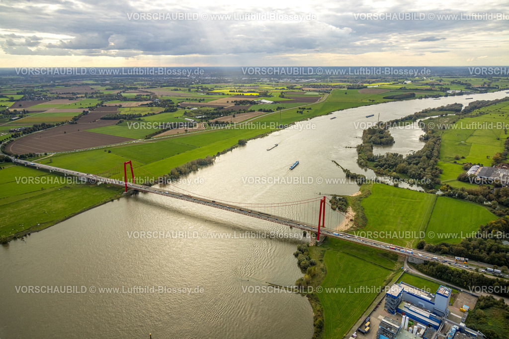 Emmerich241010516 | Luftbild, Rheinbrücke Emmerich am Rhein, Bundesstraße B220, längste Hängebrücke Deutschlands, Fluss Rhein und Fernsicht mit blauem Himmel und Wolken, Hurendeich, Kleve, Niederrhein, Nordrhein-Westfalen, Deutschland
