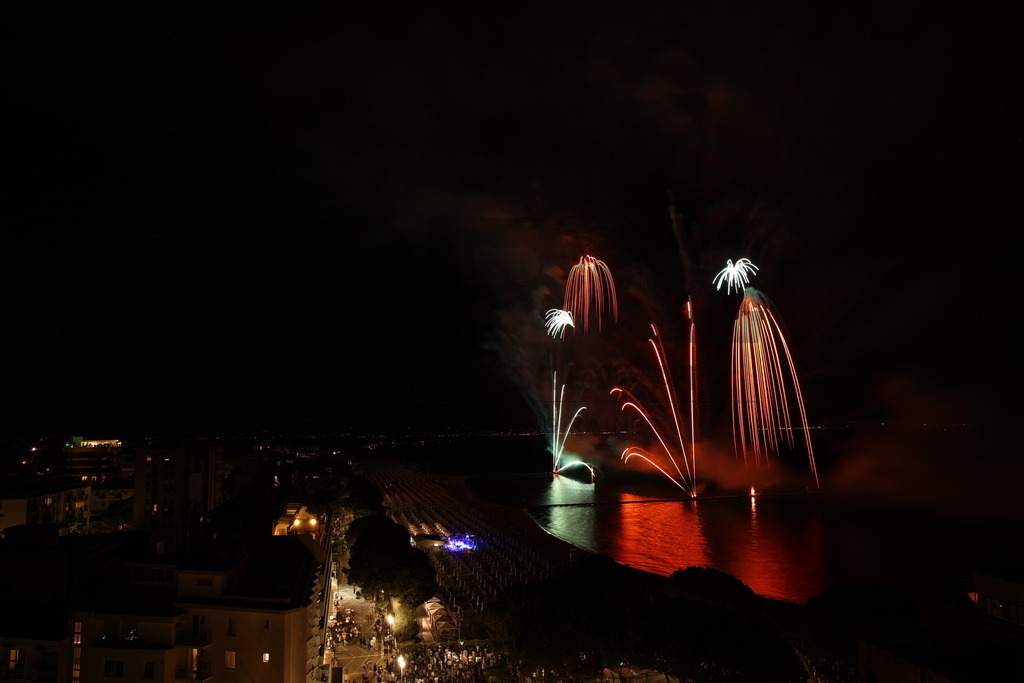Ferragosto Fireworks in Grado, Italy | GRADO, ITALY, 15.AUG.26 - FIREWORKS - Ferragosto fireworks over the Adriatic Sea in Grado, Italy. Colorful fireworks light up the night sky above the beach, coastline and waterfront during the traditional summer celebration. - Realisiert mit Pictrs.com