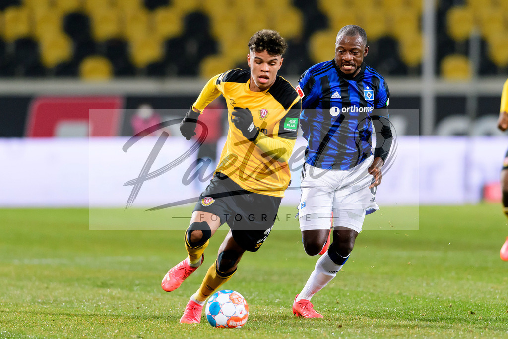 SGDHSV20220114_041 | Fussball, Herren: Ransford-Yeboah Koenigsdoerffer (SG Dynamo Dresden) und David Kinsombi (Hamburger SV) im Zweikampf bei dem Spiel der 2. Bundesliga zwischen SG Dynamo Dresden und Hamburger SV im Rudolf-Harbig-Stadion am 14.01.2022 in Dresden, Deutschland.DFB / DFL REGULATIONS PROHIBIT ANY USE OF PHOTOGRAPHS AS IMAGE SEQUENCES AND/OR QUASI-VIDEO. - Realisiert mit Pictrs.com