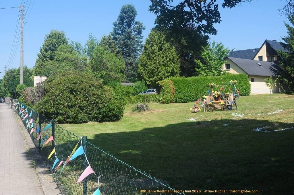 Geißmannsdorf-2026-Ortsbilder-063 | Geißmannsdorf bei Bischofswerda im Sommer 2026. Ein fotografischer Streifzug durch das Dorf Geißmannsdorf, mit Gebäuden, Straßen, Strohpuppen und geschmückten Vorgärten und Grundstücken anlässlich der 800-Jahr-Feier von Geißmannsdorf im Juni 2026 - Realisiert mit Pictrs.com