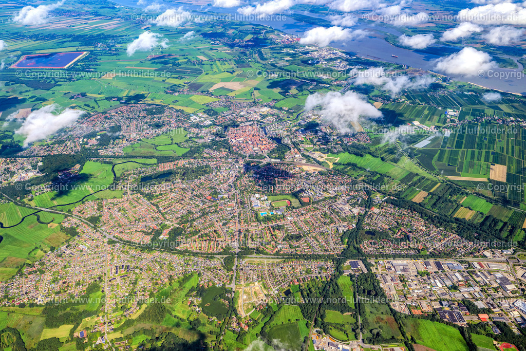 Stade_Hoch_ELS_0764200823 | STADE 20.08.2023 Stadtgebiet mit Außenbezirken und Innenstadtbereich am Rand von landwirtschaftlichen Feldern und Ackerflächen in Stade im Bundesland Niedersachsen, Deutschland. // Urban area with outskirts and inner city area on the edge of agricultural fields and arable land in Stade in the state Lower Saxony, Germany. Foto: Martin Elsen