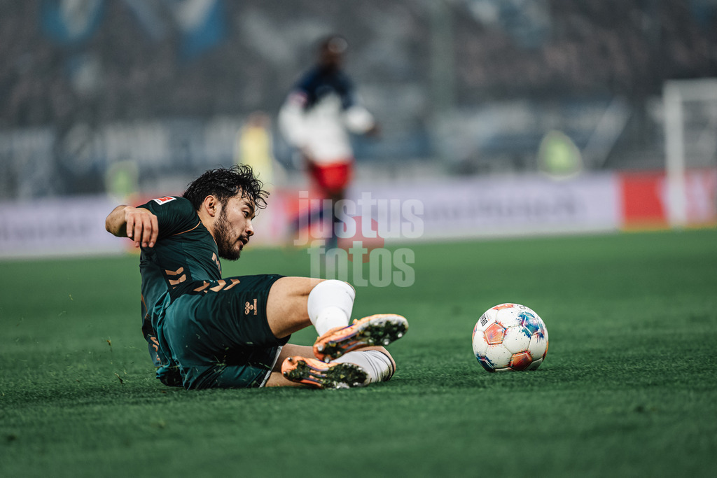 Fußball | Männer | Saison 2025/2026 | 1. Fußball-Bundesliga | 13. Spieltag | Hamburger SV vs. SV Werder Bremen | 07.12.2025 | Yukinari Sugawara (#03, SV Werder Bremen) grätscht nach dem Ball