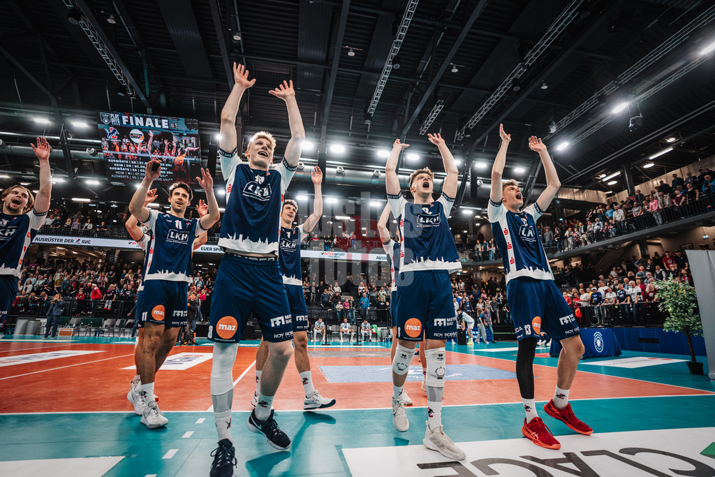 Volleyball | Herren | Saison 2024/2025 | 1. Volleyball Bundesliga Männer | Halbfinale | SVG Lüneburg vs. VfB Friedrichshafen | 19.04.2025 | Laola mit den Fans nach dem Sieg