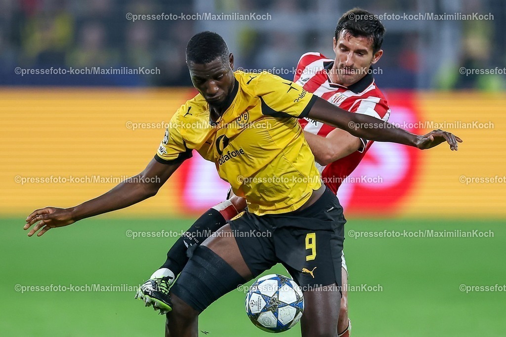 UCL01102501065 | 01.10.2025, Fußball, UEFA Champions League, Borussia Dortmund - Athletic Club Bilbao, BVB Stadion, 2. Spieltag, Saison 2025 2026: Serhou Guirassy (BVB #09) im Zweikampf gegen  Dani Vivian (Bilbao #03)  Regulations prohibit any use of photographs as image sequences and or quasi-video.