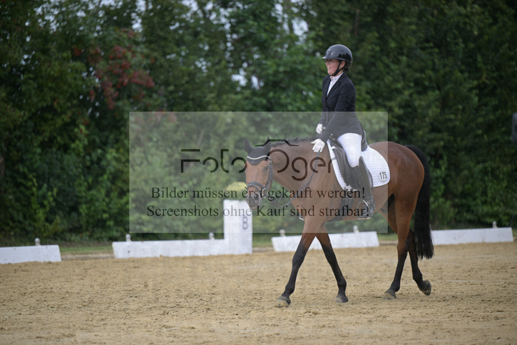 DOS_7457 | Entdecke hochwertige Reitturnierfotos von Foto Oger. Professionell, emotional und authentisch – jetzt Lieblingsmomente im Shop bestellen.Deutschlandweite Turnierfotografie. - Realisiert mit Pictrs.com