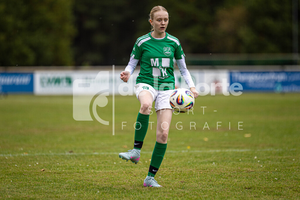 Union Bevensen Frauen - Lambrecht_ Nina (Solo) vs SG Dannenberg 111025 dlP | immodelaporte-sportfotos - Realisiert mit Pictrs.com