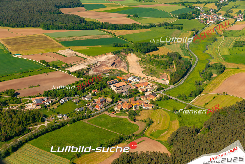Das Luftbild zeigt : Oberniederndorf Emskirchen - Die Luftaufnahme wurde 2024 vom UL-Flugzeug aus erstellt ( keine Drohne ) - Hochauflösende Luftaufnahme - Für grossformatige Ausdrucke geeignet. Die Geschenkidee !Mit Lizenz und Bildrechte bestellbar
