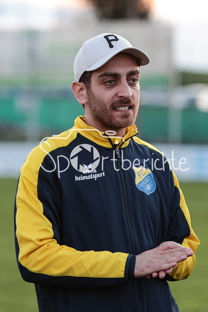 FC Pipinsried - TSV Buchbach | Auf Wiedersehen in Pipinsried? / Der Dorfclub steigt aus der Regionalliga ab / Absteiger / Abstieg / Symbolbild / haengende Koepfe nach Schlusspfiff bei den Hausherren / Trainer Enver MALTAS