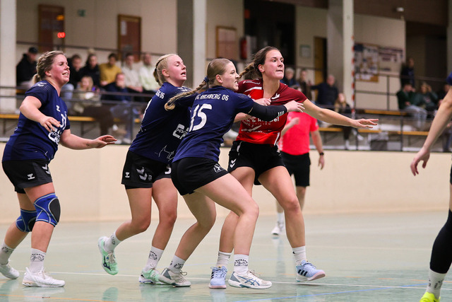 Handball I Damen I Saison 2025-2026 I Verbandsliga Süd I HSG Kalkberg 06 - MTV Dänischenhagen I 14.12.2025.96 | Linda Schulz (3, MTV Dänischenhagen) versucht sich gegen Franziska Hänisch (links) und Hannah Zickermann durchzusetzen.  - Realisiert mit Pictrs.com