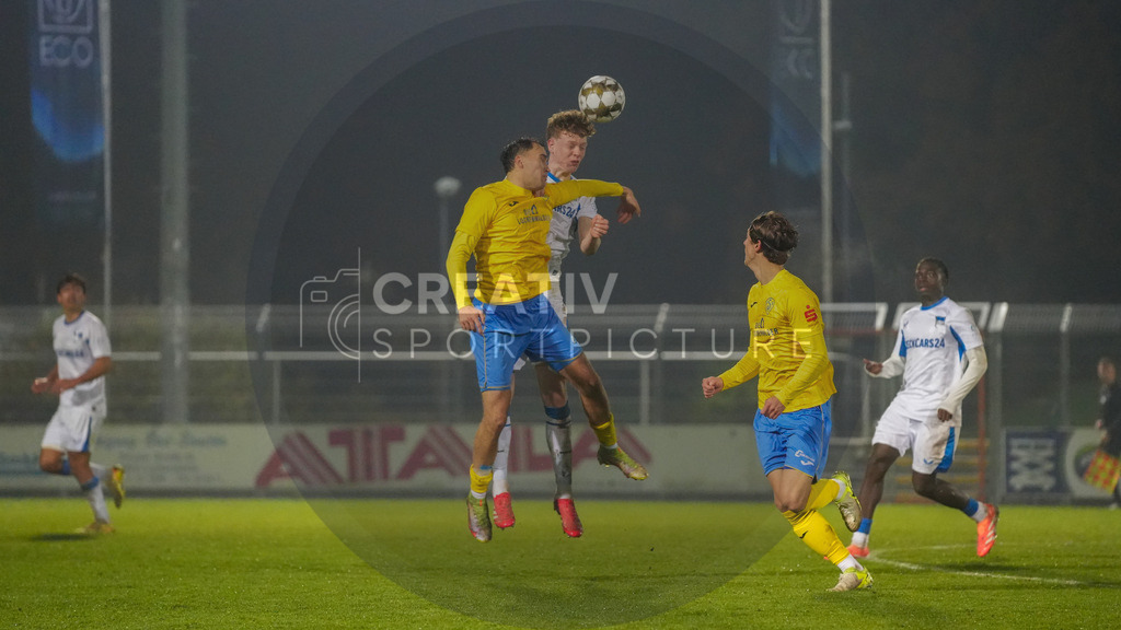 Fußball, Herren, Saison 2025/2026, Regionalliga Nordost, 15. Spieltag, FSV 63 Luckenwalde vs. Hertha BSC II, Freitag 07.11.2025, Werner-Seelenbinder-Stadion Luckenwalde, | Fußball, Herren, Saison 2025/2026, Regionalliga Nordost, 15. Spieltag, FSV 63 Luckenwalde vs. Hertha BSC II, Freitag 07.11.2025, Werner-Seelenbinder-Stadion Luckenwalde, Im Bild: Simon Gollnack (l. Luckenwalde) und Mathis Bruns (r. Hertha) - Realisiert mit Pictrs.com