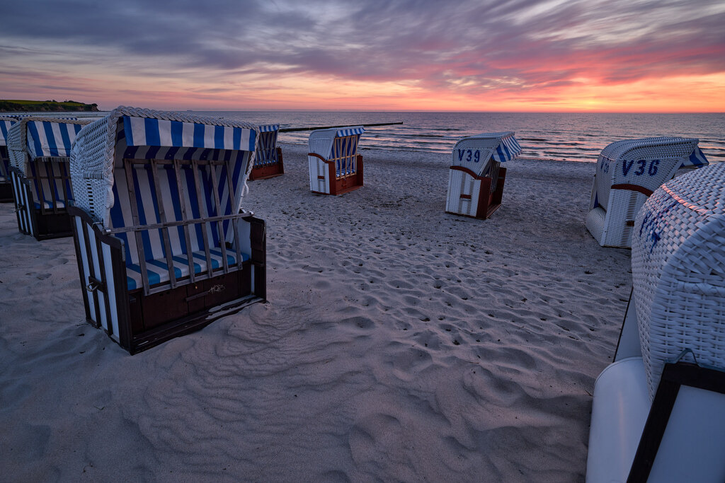 CS-240508-4325-1 | Strandkörbe im Sonnenaufgang in Boltenhagen