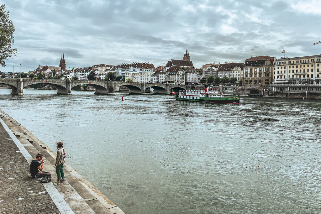 Blick zur Mittleren Rheinbrücke mit Basler Dybli auf dem Rhein | Schöne Fotografien aus der Stadt und der Natur zum bestellen oder selber hochladen. Druck auf Foto, Postkarte, Kalender, FineArt Hahnemühle, Alu-Dibond , Akustikbilder zur Absorption von Schall und Lärm etc. - Realisiert mit Pictrs.com