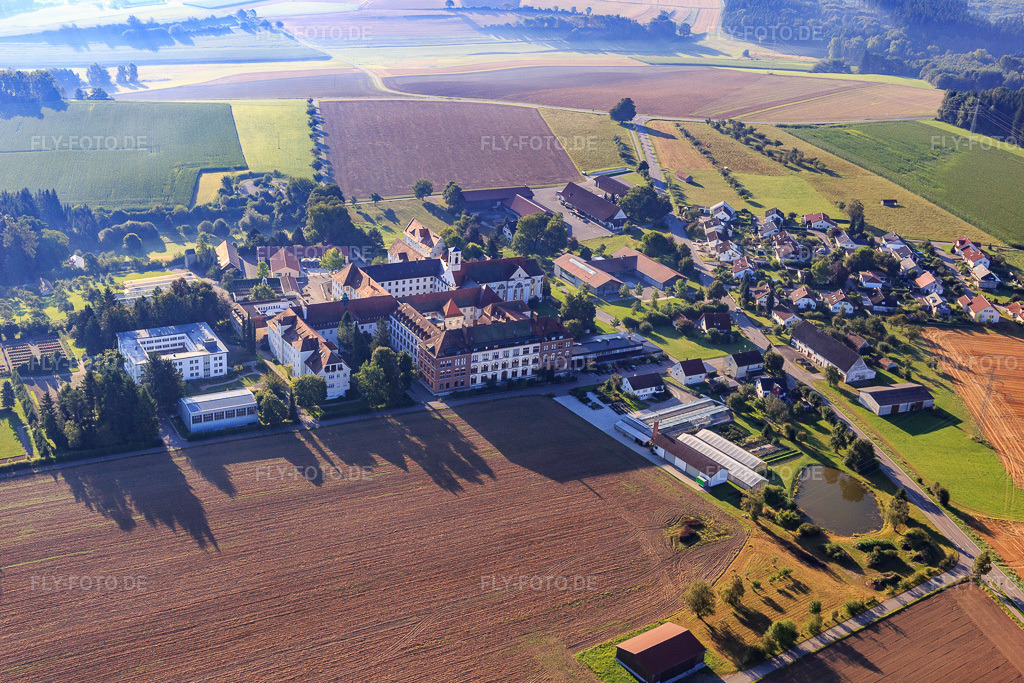 Luftbild: Kloster und Klosterkirche Sießen mit Gemüse Garten, Café im Klosterhof und Pfarrkirche St. Markus im Ortsteil Sießen in Bad Saulgau im Bundesland Baden-Württemberg in Deutschland. – Foto: IMG_094105.jpg vom 27.08.2016 durch Werner Riehm/FLY-FOTO.de – Auflösung des Originals: 5472 x 3648 px – WWW.KLOSTERSIESSEN.DE