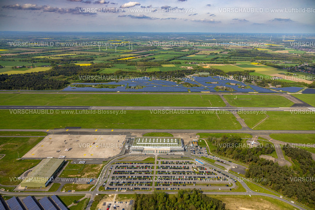Weeze240402762FlughafenNiederrhein | Luftbild, Flughafen Airport Weeze, Ryanair Fluggesellschaft, Startbahn und Landebahn, Solarpark und Terminal Abfertigungshalle, Parkplätze, Wiesen und Felder mit Fernsicht, Windräder, Baal, Weeze, Niederrhein, Nordrhein-Westfalen, Deutschland