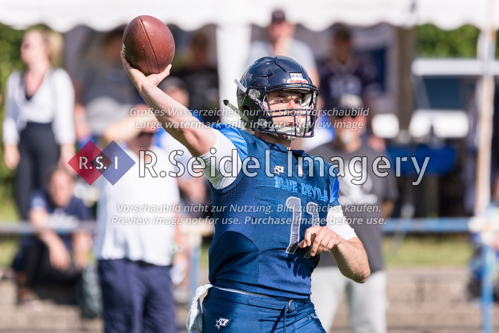 American Football, Saison 2022, Regionalliga Nord, Hamburg Blue Devils - Oldenburg Knights, Dr.-Hermann-Schnell-Sportplatz (Hamburg), 06.08.2022, 07. Gameweek | Leif Plagge (#11, Blue Devils, Quarterback)