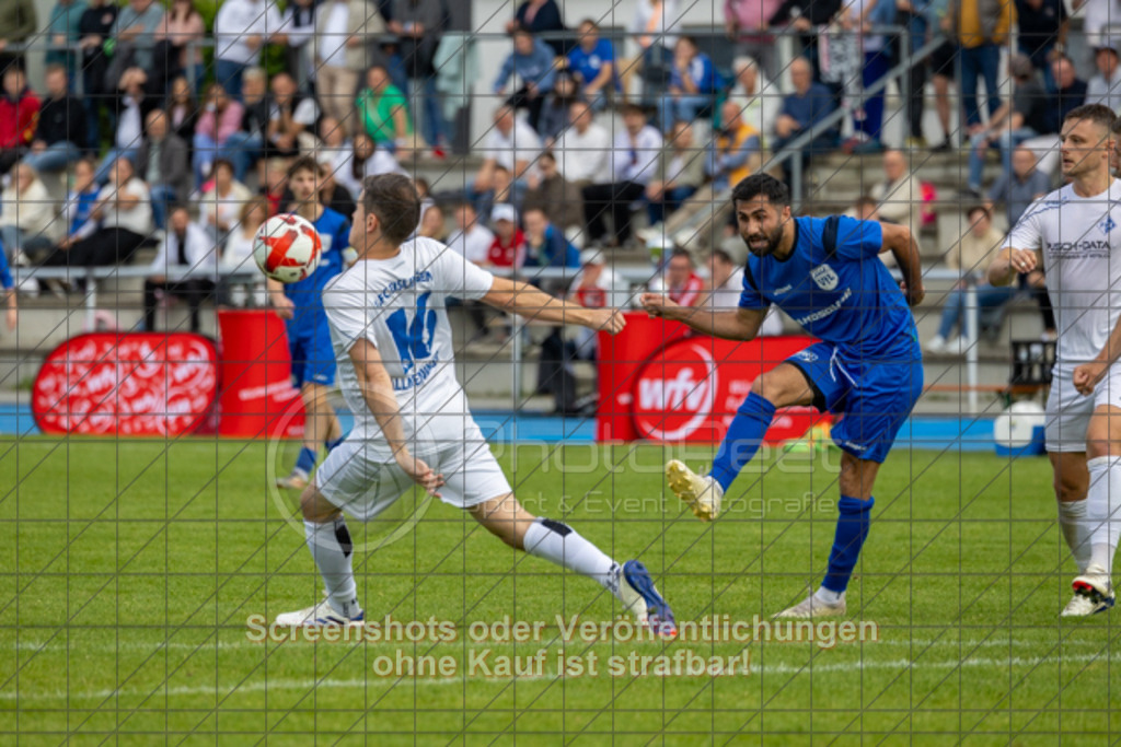 20250529_180546_0193 | #,  VfL Kirchheim (blau) vs. 1.FC Eislingen (weiß), Fußball, Bezirkspokal Finale - Bezirk Neckar/Fils, 2024/2025, Rasenplatz VfL Stadion Kirchheim, Jesinger Straße 105, 73230 Kirchheim, 29.05.2025 - 16:30 Uhr,Foto: PhotoPeet-Sportfotografie/Peter Harich