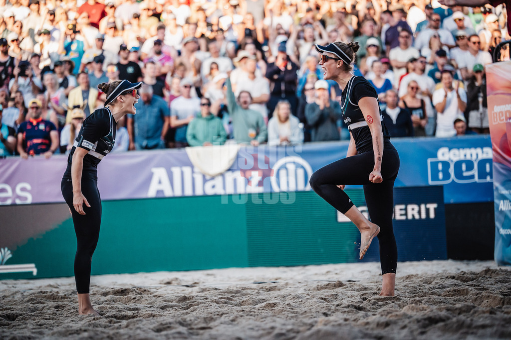 Beachvolleyball | Frauen | Deutsche Meisterschaften 2025 Timmendorfer Strand | 06.09.2025 | v.l. Cinja Tillmann und Svenja Müller jubeln nach dem Sieg
