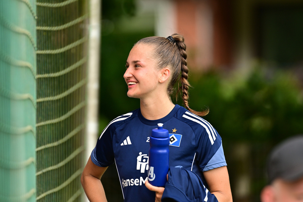 Fußball I Frauen I Saison 2025-2026 I Testspiel I Hamburger SV - Holstein Kiel | Nahaufnahme, Einzelfoto, Freisteller, Portrait, Porträt, Einzelbild, Einzelfoto, Körper: Emilia Angelika Hirche (20, Hamburger SV) - Realisiert mit Pictrs.com
