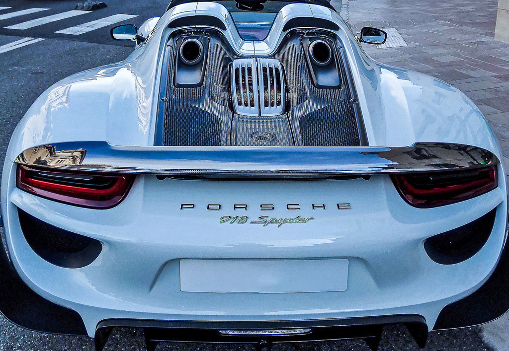 918 Spyder – Legendäre Symmetrie des Luxus | Die absolute Krone des Automobil-Designs. Diese hochkarätige Fotokunst zeigt die kraftvolle, perfekt symmetrische Heckansicht des legendären Hypercars Porsche 918 Spyder. Die Kombination aus den charakteristischen Top-Pipes (Auspuffrohre direkt auf dem Motordeck), feinstem Carbon und der skulpturalen Linienführung macht dieses Bild zu einem exklusiven Statement-Wandbild. Ein absolutes Must-Have als großformatiger Fine Art Print, edles Alu-Dibond oder unter spiegelndem Acrylglas für moderne Wohnzimmer, repräsentative Büros, Lofts oder die private Sportwagen-Garage. - Realisiert mit Pictrs.com