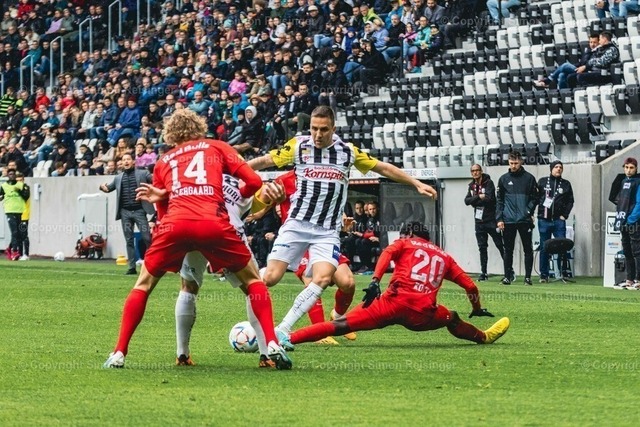 reisinger-2023-05-14-0571 | Image shows Branko Jovicic (ASK), Maurits Kjaergaard (RB Salzburg) and Sekou Koita (RB Salzburg),LASK vs FC Red Bull Salzburg,14.05.2023,Raiffeisen Arena Linz, AUT, Admiral Bundesliga, Fußball /Foto: Simon Reisinger Datum 2023-05-14 - Realisiert mit Pictrs.com