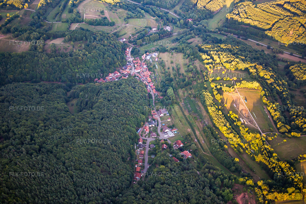 Luftbild: Ortsansicht von Nordwesten in Oberschlettenbach im Bundesland Rheinland-Pfalz in Deutschland. Foto: IMG_084194.jpg vom 29.08.2015 durch Werner Riehm/FLY-FOTO.de